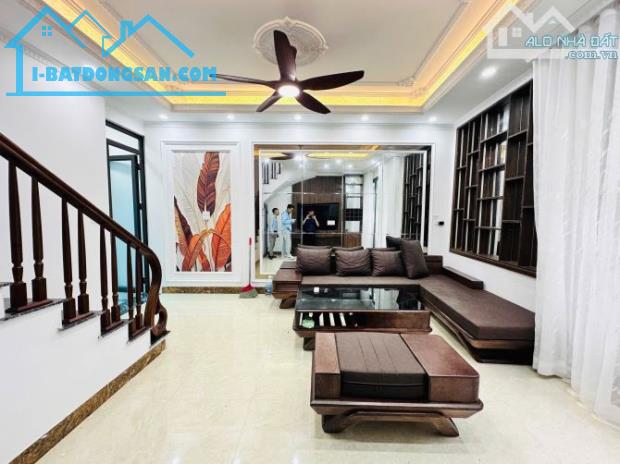Nhà phố Cầu Giấy 2 mặt thoáng, full đồ ở ngay, sát mặt phố, 34m*5 tầng, giá chỉ hơn 9 tỷ