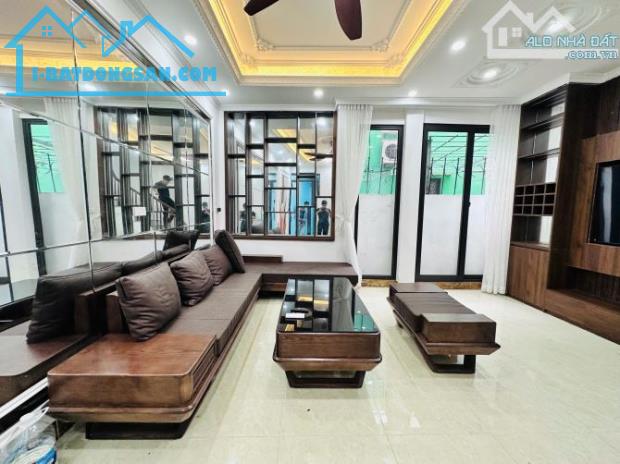 Nhà phố Cầu Giấy 2 mặt thoáng, full đồ ở ngay, sát mặt phố, 34m*5 tầng, giá chỉ hơn 9 tỷ - 1