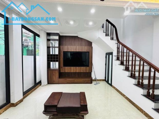 Nhà phố Cầu Giấy 2 mặt thoáng, full đồ ở ngay, sát mặt phố, 34m*5 tầng, giá chỉ hơn 9 tỷ - 2