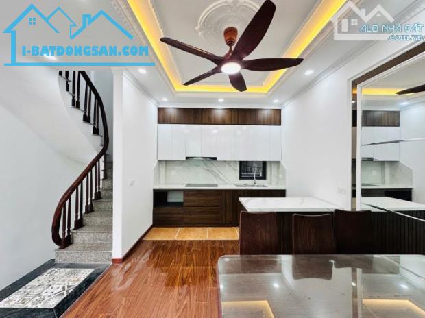 Nhà phố Cầu Giấy 2 mặt thoáng, full đồ ở ngay, sát mặt phố, 34m*5 tầng, giá chỉ hơn 9 tỷ - 3
