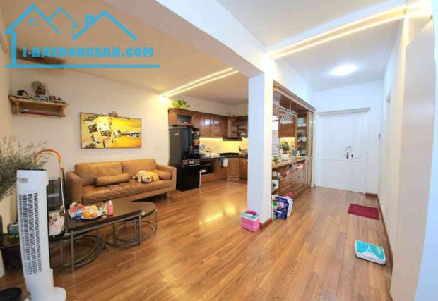 Bán căn hộ Tầng 2 cạnh Tràng Tiền, Phố Hai Bà Trưng - Sổ riêng 50m2 - DTSD 75m2, 2 ngủ