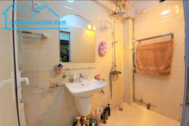 Bán căn hộ Tầng 2 cạnh Tràng Tiền, Phố Hai Bà Trưng - Sổ riêng 50m2 - DTSD 75m2, 2 ngủ - 2