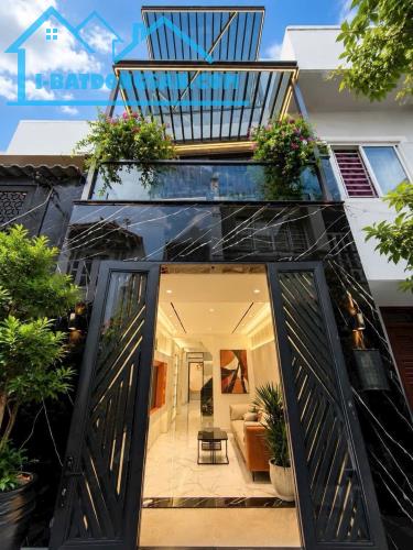 BÁN NHÀ ĐẸP QUẬN 7 CẠNH PHÚ MỸ HƯNG 47M2 NHÀ 3 TẦNG 4 PHÒNG NGỦ SÂN Ô TÔ ĐỖ CHỈ 5.7 TỶ TL - 1