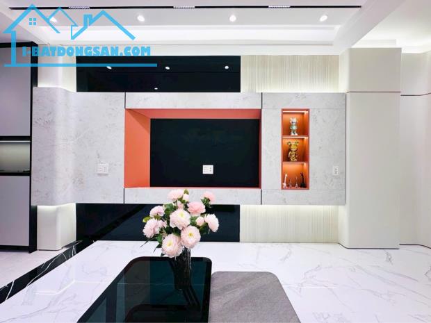 BÁN NHÀ ĐẸP QUẬN 7 CẠNH PHÚ MỸ HƯNG 47M2 NHÀ 3 TẦNG 4 PHÒNG NGỦ SÂN Ô TÔ ĐỖ CHỈ 5.7 TỶ TL - 5