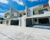 Nhà lầu mới xây dựng hẻm xe hơi 7 chỗ có sân đậu gần Quảng Trường